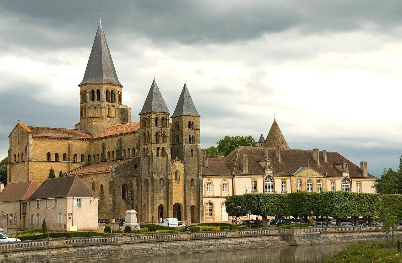 Die romanische Basilika Sacré-Cœur in Paray-le-Monial, vom gegenüberliegenden Ufer der Bourbince aus gesehen